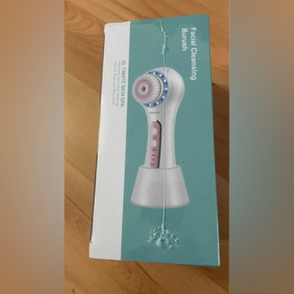 NEW IN BOX! Facial brush. black